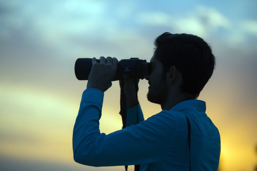 Homme utilisant des jumelles de vue